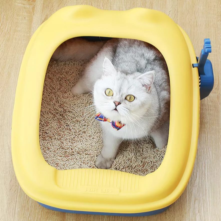 Semi-enclosed cat litter box with high border, easy to clean, and private space for cats