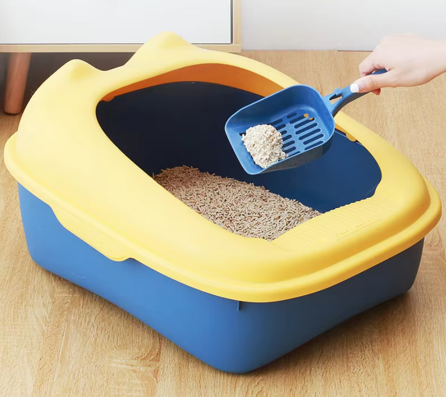 Semi-enclosed cat litter box with high border, easy to clean, and private space for cats