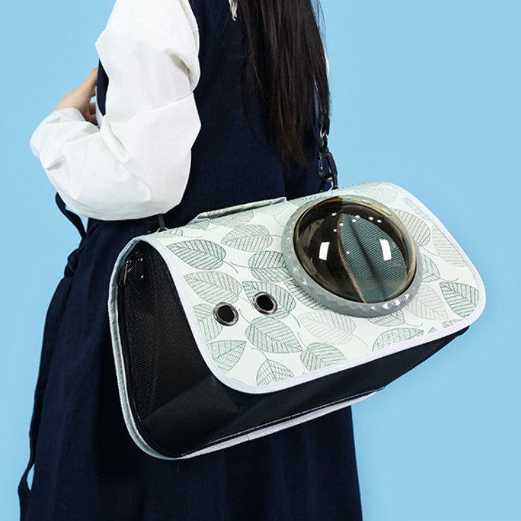 Pet travel bag with a transparent dome for cats and dogs, designed for comfort and visibility.
