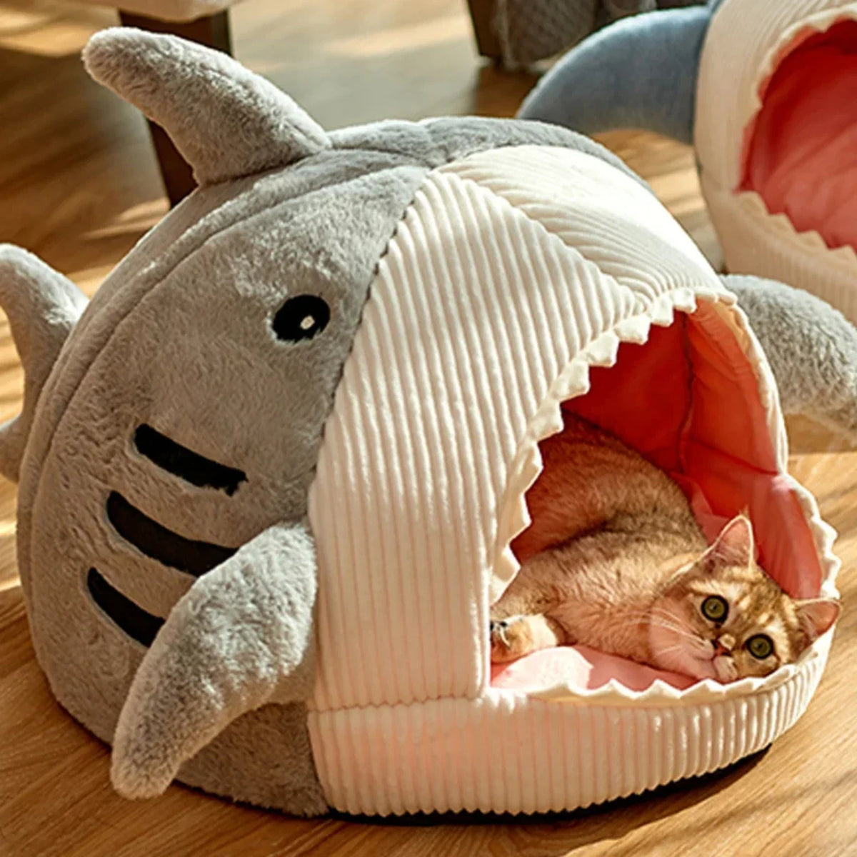 Enclosed warm cat bed with plush cushion for cats and small dogs
