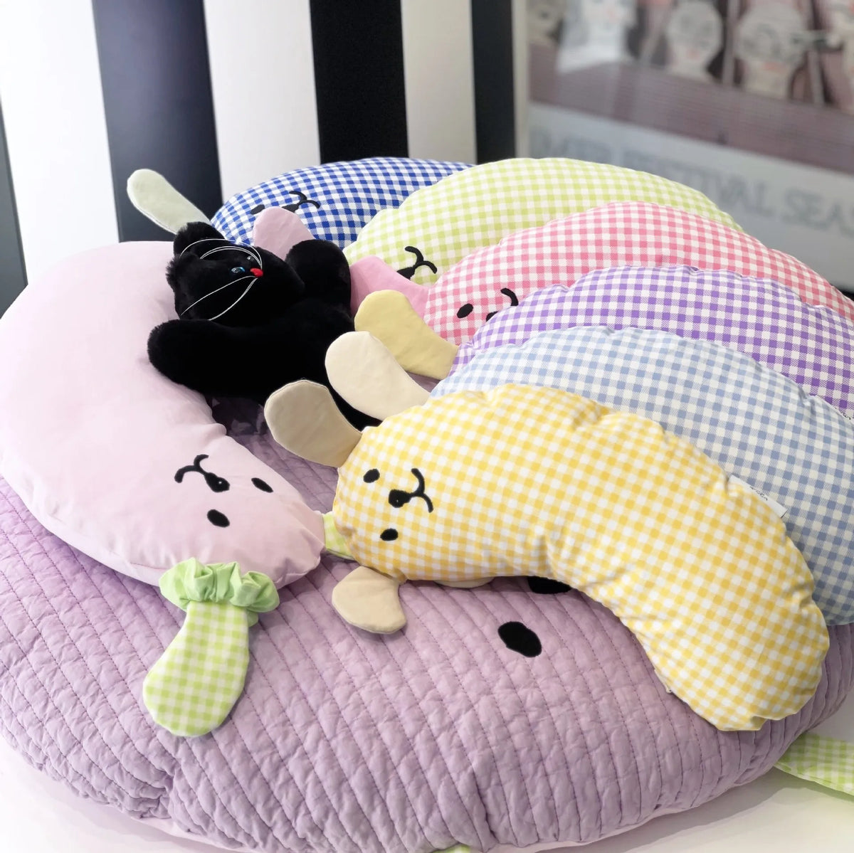 U-shaped cotton pet pillow for cats and dogs with removable washable cover, ideal for chin support and deep sleep.