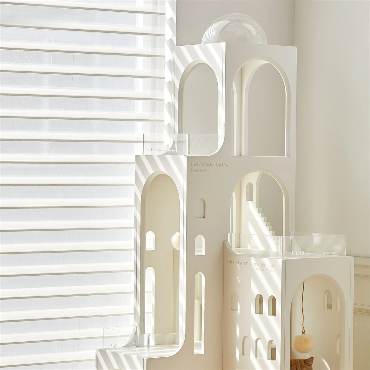 Dream Castle Cat House – Elegant faux fur cat castle with ambient light and whimsical design.